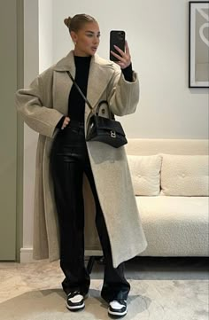 winter outfits, winter outfit ideas, cold weather outfits, trendy winter outfits, snow outfits, winter outfits elegant classy, winter outfits elegant chic Vinter Mode Outfits, Mantel Outfit, Nyc Winter Outfits, Nyc Outfits, Stile Hijab, Cold Outfits