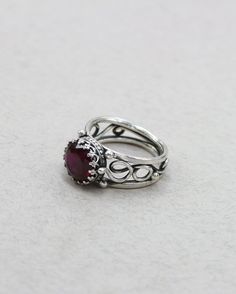 Antique Garnet Ring, Unique Diamond Wedding Rings, Garnet Ring Vintage, Modern Gold Jewelry, Antique Silver Jewelry, Silver Jewelry Design, Antique Ring, Garnet Ring, Antique Engagement Rings