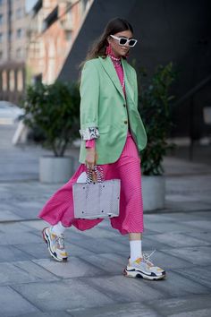 I Am Not a Hot-Pink Person, But These 13 Outfits Are Changing Me Hot Pink Outfit, Mode Editorials, Balenciaga Sneakers, Summer 24, Winter Trends