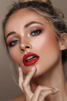 Red Lip Makeup Look Blondes, Makeup Red Lips Blonde, Classic Hollywood Makeup, Bold Bridal Makeup, Red Lips Wedding, Vintage Bridal Makeup, Make Up Mata