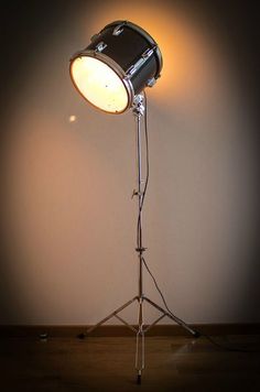 a light that is sitting on top of a tripod in the middle of a room