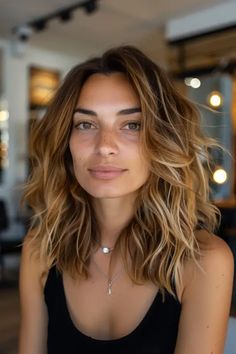 40+ Gorgeous Blonde Highlights Ideas To Try This Year - Flo's Blog Highlights In Wavy Hair, Platinum Streaks, Sandy Blonde Highlights, Highlight Techniques, Black Hair With Brown Highlights, Bond Hair, Blonde Highlights Ideas, Warm Blonde Highlights, Chunky Blonde Highlights