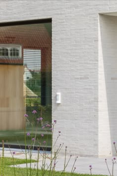 Moderne nieuwbouwwoning met witte gevelsteen en zwart buitenschrijnwerk (ramen en deuren) White Brick Extension, Terrace House Exterior, Brick Extension, English Architecture