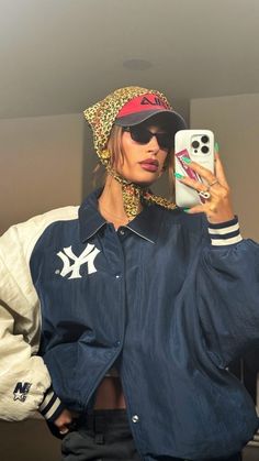 Scarf & Cap Combo #scarf #cap #bellahadid Bandana Outfit, Cap Outfit, Look Festival, Scarf Outfit, Bandana Styles, Looks Street Style, Outfits With Hats, 가을 패션, Festival Outfit