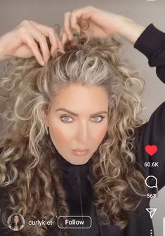 Twisty Hairstyles, Blonde Highlights Curly Hair, Cool Blonde Hair Colour, Highlights Curly, Highlights Ombre, Hairstyle Curly, Curly Bun Hairstyles, Highlights Curly Hair, Cool Blonde Hair