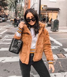 NYC Fall Outfits That Will Make Your Stand Our From A Crowd Autumn Outfit Ideas, Sneakers Outfit Men, Monday Coffee, Street Style Winter, Stylish Jackets