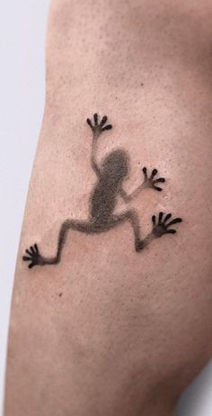 a small lizard tattoo on the right thigh