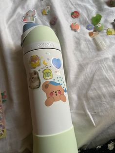 #owala #kpop #sanrio #cute #maximalism #stickers #kitty #newjeans Kpop Sanrio, Trendy Water Bottles, School Bag Essentials, Inside My Bag, Cute Water Bottles, Cute School Supplies, Maximalism, Birthday Wishlist, Cute Little Things