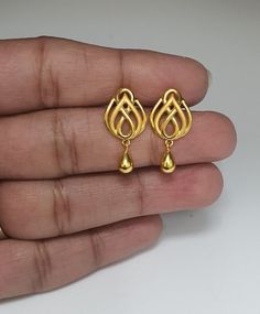 Trendy Gold Necklace, Gold Flower Design, Aesthetic Edgy, Unique Gold Jewelry Designs, Simple Gold Earrings, Gold Jewels Design, Earring Styles, Gold Bangles For Women