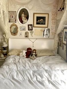 Vintage Inspired Room Decor, Orion Carloto Room, Feminine Chic Bedroom, Cream Wall Bedroom Ideas, Old Lady Room Aesthetic, Italy Aesthetic Bedroom, Lace Room Decor, White Vintage Room Aesthetic, White Gothic Room