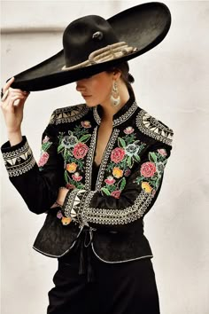 "Women Mariachi Jacket Custom Made Black In Pure Linen Multicolor Hand Embroidered Blazer. Item Include :- Blazer Fabric:- Linen Color:- Black Dry Clean Recommended The dress is for wedding, Party, Proms, and Many Occasions. We make the suit according to our Standard size chart, If you are not sure about your size/measurement, please give your body measurement in inches, so we make perfect suit for you. Please send me size in inches centimeter for a perfect fit dress:- shoulder breast sleeve len Mariachi Costume, Traditional Mexican Dress, Mexican Fashion, Mexican Outfit, Party Kleidung, Mexican Dresses, Mexican Style, Looks Chic