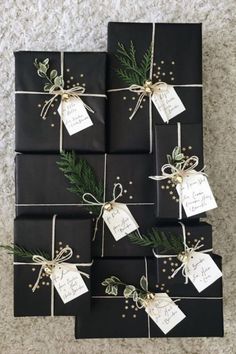 A roundup of 13 Gorgeous Christmas gift wrapping ideas that will look GORGEOUS under your tree this year! Christmas Gift Wrapping Diy, Pretty Gift Wrapping Ideas, Christmas Gift Wrapping Ideas, Diy Natal, Xmas Gift Wrap, Soya Mumu, Christmas Gift Packaging, Gift Wrapping Techniques