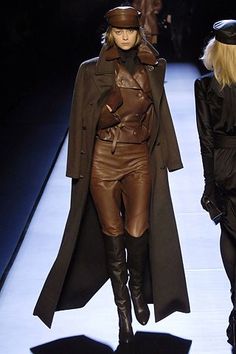 Hermes Fashion, Leather Outfits, Paris Mode, Casual Styles, British Vogue, Military Style, Beautiful Life, Fashion Shows