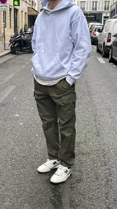 Oversized Khaki Pants Outfit Men, Men’s Grey Hoodie Outfit, Men College Fashion, How To Style Grey Sweatpants Men, Easy Mens Outfits, Bay Area Mens Fashion, Newbalance550 Outfit Men, Athleisure Outfits For Men, Basic Mens Fashion