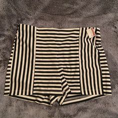 Nwt Striped Stretchy Short Shorts With Faux Back Pockets. Waist 16 1/2in Inseam 2 1/2in Fashionista Outfits, Clothing Projects, Army Green Shorts, Black Leather Shorts, Retro Shorts, Yellow Shorts, Striped Short, Faux Leather Skirt, Leather Shorts