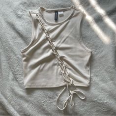 Size Xs Brand New White H&m Tank Top For Spring, H&m White Tank Top For Spring, H&m White Spring Tank Top, H&m Trendy Spring Tank Top, Trendy H&m Tank Top For Spring, Trendy H&m Summer Tank Top, Trendy H&m Spring Tank Top, H&m Sleeveless Crop Top For Spring, H&m White Crop Top For Spring