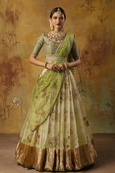 Lehenga Wedding Sisters, Half Saree Pastel Colours, Half Saree Lehenga Wedding Receptions, Voni Function Half Saree, Wedding Looks Indian Sister, Traditional South Indian Look, Fancy Half Sarees, Lehenga For Bride's Sister, Half Saree Set