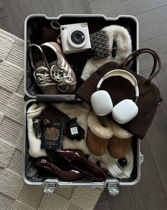 Aesthetic Suitcase Pictures, Luggage Airport Aesthetic, Airport Suitcase Aesthetic, Airport Packing Tips Carry On Bag, Travel First Class Aesthetic, Aesthetic Travel Bag, Packed Suitcase Aesthetic, Aesthetic Belongings, Travel Essentials Aesthetic