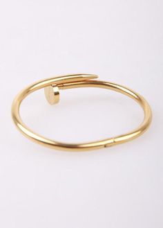 Classic design bracelet that goes well with your outfit.