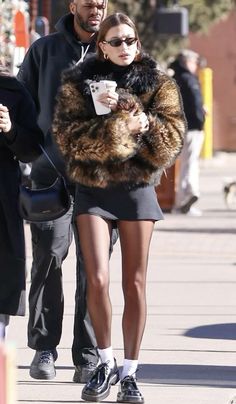 Winter Hailey Bieber Outfit, Nyc Fall 2024 Outfits, Hailey Bieber Holiday Style, Hailey Bieber Winter Outfits 2024, Hailey Bieber Autumn, Hailey Bieber Autumn Style, Hailey Winter Outfits, Hailey Bieber Street Style Winter, Fall Outfit Nyc