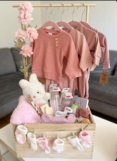 Diy Gifts For Newborn, Gifts For A Newborn, Baby Baskets Gift Ideas, Newborn Gift Basket Ideas, Baby Clothes Gift Basket, Newborn Gifts Ideas, Regalo Baby Shower Ideas, Diy Baby Gift Basket, Newborn Basket Gift