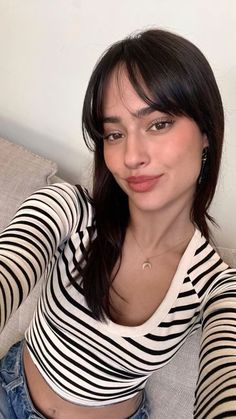 Light Curtain Bangs Straight Hair, Middle Fringe Hairstyles, Latina Wispy Bangs, Bangs Straight Hair Short, Haircut With Short Bangs, Bangs For Large Forehead, Oval Face Haircuts With Bangs, Middle Part Fringe, Curtain Bangs Black Hair