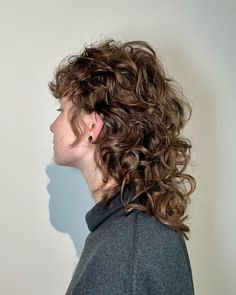 Modern Curly Mullet Women, Naturally Curly Mullet, Cool Haircuts For Wavy Hair, 80s Shag Haircut Curly, Curly Edgy Hair, Edgy Haircuts Curly Hair, Curly Mullet Round Face, Curly Shag Medium Length, Shullet Curly Hair