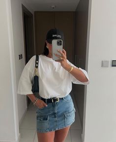 Denim Mini Skirt Outfit, Denim Cargo Skirt, Cargo Skirt Outfit, Denim Skirt Fashion, Denim Skirt Outfits, Inspo Looks, Denim Cargo, Miniskirt Outfits