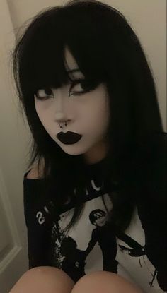 Casual Trad Goth Makeup, Goth Makeup Casual, Goth Makeup No Lashes, Mopey Goth Makeup, Trad Goth Summer Outfits, Goth Makeup Easy, Goth Makeup Inspiration, Makeup Ideas Goth, Goth Makeup Everyday