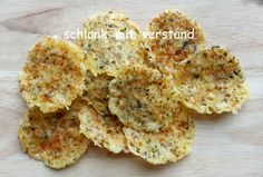 some kind of food that is on a cutting board with the words schlannk with verstand