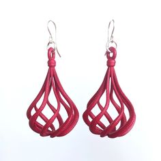 This is a pair of earrings in 3D printed nylon plastic.    The spiral lines form a shape that reminds me of a garlic bulb -- hence the name.     They are extremely lightweight to wear and will have eye-catching movement when worn.  They are hand dyed to achieve the color.     NOTE:  I often have these earrings stocked in other colors, so please inquire if you like the style but would like another color.   Earring hooks:  Sterling silver Jump rings:  Silver plated brass 3d Print Earrings, 3d Printer Jewelry, 3d Earrings, 3d Printed Earrings, Spiral Line, Printed Earrings, 3d Printer Ideas, 3d Printing Diy, 3d Printed Jewelry