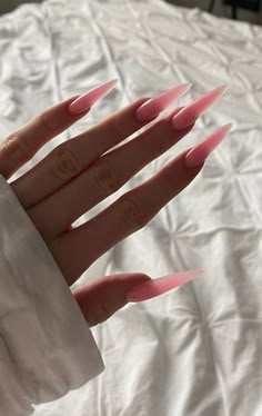 Simple Stiletto Nails, Acrylic Nails Stiletto, Stilleto Nails Designs, Long Almond Nails, Maquillage On Fleek, Long Almond, Wow Nails, Asian Nails, Pointed Nails