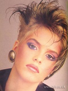 80s Womens Makeup, 80s Makeup Authentic, 80s Side Bangs, Late 80s Makeup, 80s Natural Makeup, Make Up Anni 80, 80's Hairstyles, 80s Short Hair, 80s Hair And Makeup