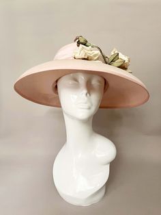 Classic vintage hat. Perfect for Ascot, weddings, special occasions, very elegant. Comes with elastic to hold hat in place. Condition: vintage perfect Colour: pale pink Label: Made in England Material: polyester Size: M inner circumference aprox. 21.5-22 inches, circumference 44"" *Please note all hats come securely packed in a box *All our vintage items come in clean and best condition possible *Please note all hats come securely packed in a box *All our vintage items are top quality authentic Summer Curved Brim Fascinator For Church, Adjustable Wide Brim Felt Hat For Evening, Spring Wedding Wide Brim Boater Hat, Spring Curved Brim Cloche Hat For Church, Spring Evening Cloche Hat, Cream Wide Brim Costume Hat, Spring Church Cloche Hat With Curved Brim, Fitted Cream Wide Brim Costume Hat, Summer Wedding Cloche Hat With Brim