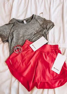 #preppy #preppyoutfitideas Aesthetic Athletic, High School Gym, Lulu Outfits, Lululemon Outfits, School Gym, Athletic Clothes, Hit The Gym, Look Short