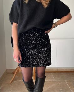 Black Sequin Shorts Outfit, Black Sequin Skirt Outfit, Semiformal Outfit, Christmas Party Outfit Casual, Sequin Skirt Outfit, Sequined Skirt, Semi Formal Outfits, Glitters Skirt, Cocktail Outfit