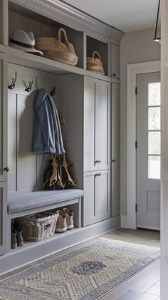 Stylish and functional entryway organization with neutral colors, built-in storage, bench, wicker baskets, and decorative rug. Entryway Organization Ideas, Small Mudroom Ideas Entryway, Mudroom Shelves, Practical Entryway, Hallway Storage Cabinet, Functional Entryway, Small Mudroom Ideas, Utility Room Designs, Mudroom Remodel