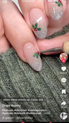 Christmas Aesthetic Nails Ideas, Christmas Nails Metallic, Holiday Nail Art Christmas, Christmas Nails Holly, Christmas Nails Design Holiday, Holiday Gel Nails, Christmas Manicure Ideas, Christmas Nails Aesthetic, Green Christmas Nail Designs