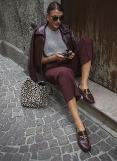 Burgundy Coat Outfit, Short Coats, Burgundy Outfit, Coats Fashion, Brown Outfit, Style Fall, Minimal Chic, Women's Jackets, Trends 2024