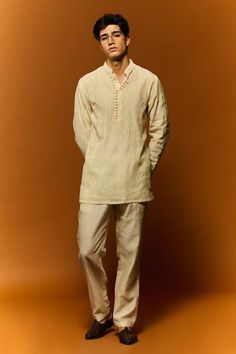 Indian Wedding Wear Men, Kurta For Men Aesthetic, Traditional Indian Outfits For Men, Festive Kurta For Men, Casual Kurta For Men, Men’s Short Kurta, Wedding Outfits For Guest Men, Men Short Kurta Designs Style, Kurta Pants Men