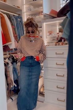 Long Denim Skirt Outfit Summer Casual, Long Denim Skirt Outfit Summer, Denim Skirt Outfit Aesthetic, Denim Skirt Outfit Winter, Denim Skirt Outfit Summer, Denim Maxi Skirt Outfit, Skirt Outfits Ideas, Long Denim Skirt Outfit, Cargo Skirt Outfit