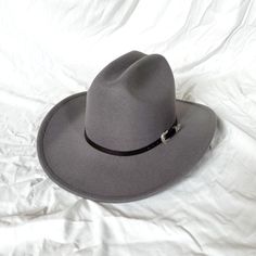 Elevate your outdoor style with our Men's Vintage Western Cowboy Hat. This hat combines resilience with aesthetic appeal, making it an excellent choice for those who enjoy the outdoors and have an eye for style. Discover the features that set it apart: FEATURES: Sun Shade: The hat's design, featuring a pinch front crown and wide brim, offers ample shade, making it ideal for outdoor activities. Classic Style: The hat's distressed look brings a classic charm to any ensemble, enhancing your appeara Best Cowboy Hats, Cowboy Hats Women, Cowboy Hat Styles, Mens Cowboy Hats, Costume Africain, Gym Outfit Men, Bucket Hat Women, Chapeau Cowboy, Western Cowboy Hats