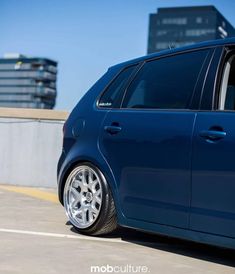 a blue car is parked in the parking lot