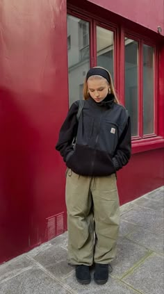 Wintwe Outfits 2023, Carhartt Street Style Womens, Winter Gorpcore Outfits, Gorpcore Women Outfits, Baggy Pants Winter Outfit, Arctyrex Outfit, Baggy Fit Women, Autumn Outfits Streetwear, Carhartt Pants Outfits Women