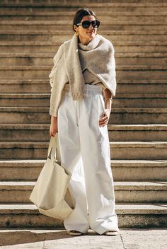 These Sweater Weather Trends Are A Must-Try This Year - Be Daze Live 100 Winter Outfits, Mode Over 50, Look Zara, Beige Outfit, Moda Paris, Paris Fashion Week Street Style, Popsugar Fashion, Classic Sweater