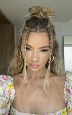 Wavy Hairstyles For Concert, Ibiza Concert Outfit, Blonde Festival Braids, Two Front Strands Of Hair Braided, Braided Hair Looks, Festival Hair Inspiration, Cute Hairstyles For Country Concerts, Rockstar Hairstyles For Women Long Hair, Half Up Half Down Festival Hair