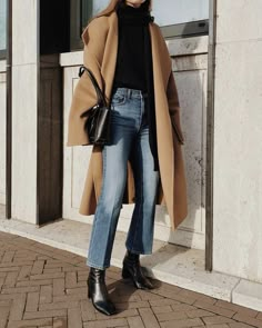 Perfect Essential Style for Fall #fashion #style #fallstyle Mantel Styling, Mantel Outfit, Mode Chanel, Weekend Dresses, Pastel Outfit, Camel Coat, 가을 패션, Looks Style, Mode Inspiration