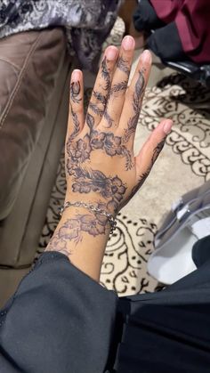 #henna #hennainspo #blackhenna Black Henna, Tat Ideas, Henna Tattoo, Tatting, Henna, Piercings, Tattoos, Nails