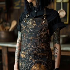 Surround yourself with botanical bliss in the kitchen with a handcrafted apron featuring nature-inspired patterns, leaves, and flowers for a fresh and vibrant culinary look. Bartender Outfit, Appartment Decor, Handmade Aprons, Dark Home Decor, Kitchen Essentials, Linen Apron, New Wardrobe, Comfortable Fashion, Dining Linens