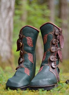 Jade Forest Moccasin Boots with Leaves Elven by SoulPathShoes #moccasins Green Leather Boots For Fall, Green Walking Boots With Round Toe, Green Leather Walking Boots, Handmade Leather Ankle Boots, Pixie Boots, Western Boots Outfit, Women Knee High Boots, Pu Boots, Moccasin Boots